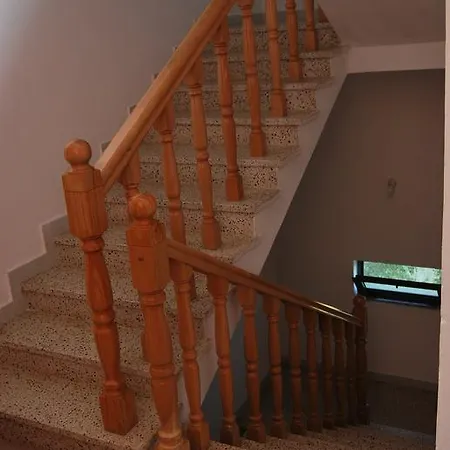 Guest house H And H Velipoje