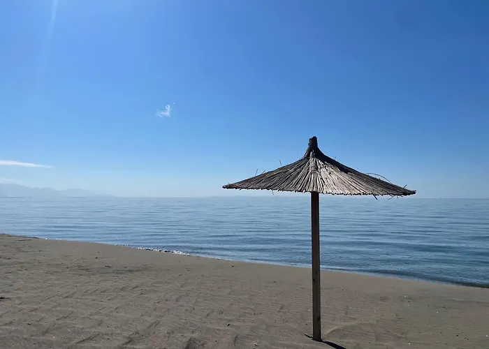 H And H Guest house 3*